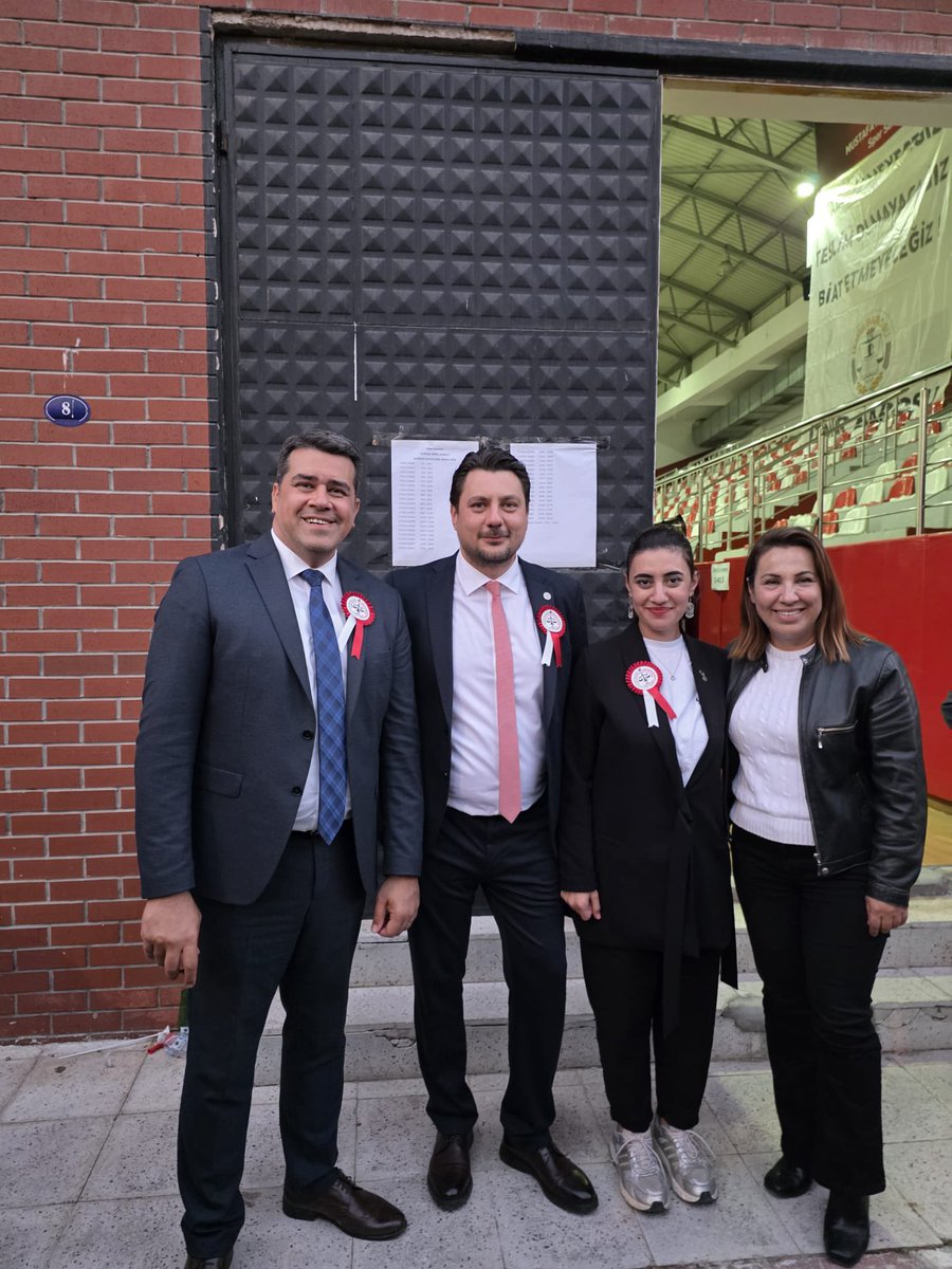 avulkudogan's tweet photo. İzmir Barosu seçimlerini kazanan Cumhuriyetçi Avukatlar Grubu’nu kutluyorum.

İl yöneticimiz Sayın Güldane Dörtbudak Akbay’ın da yer aldığı, kadınların yönetimde güçlü biçimde temsil edildiği bu başarıyı ayrıca kıymetli buluyorum.

Gazi Mustafa Kemal Atatürk’ün yolunda, Cumhuriyetimizin değerlerine ve hukukun üstünlüğüne sahip çıkan; avukatların haklarını ve mesleğimizin sorunlarını önceleyen bir çalışma dönemi diliyorum.

Yeni Baro Başkanı Sayın Serhat Sökmen’i, yönetim ve disiplin kurullarına seçilen meslektaşlarımızı ve Türkiye Barolar Birliği delegelerini tebrik ediyor, tümüne başarılar diliyorum.

İzmir Baromuza ve mesleğimize hayırlı olsun.