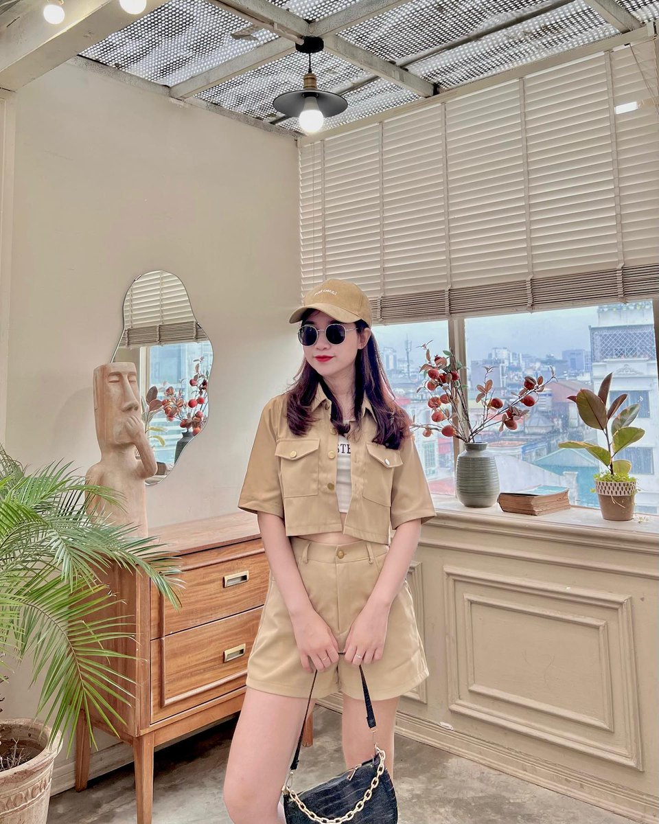 ErwinEnglebert's tweet photo. Em gái nhắc lâu rồi chị chưa đăng ảnh chung. Dạo này bận deadline, ảnh tồn chưa chỉnh, video TikTok tự đặt vẫn phải chạy. 24h không đủ dùng. Chị em mình vừa làm mẫu vừa làm nháy, có job là nghiêm túc có mặt. Kênh còn flop nhưng https://t.co/SLceRGnLMz