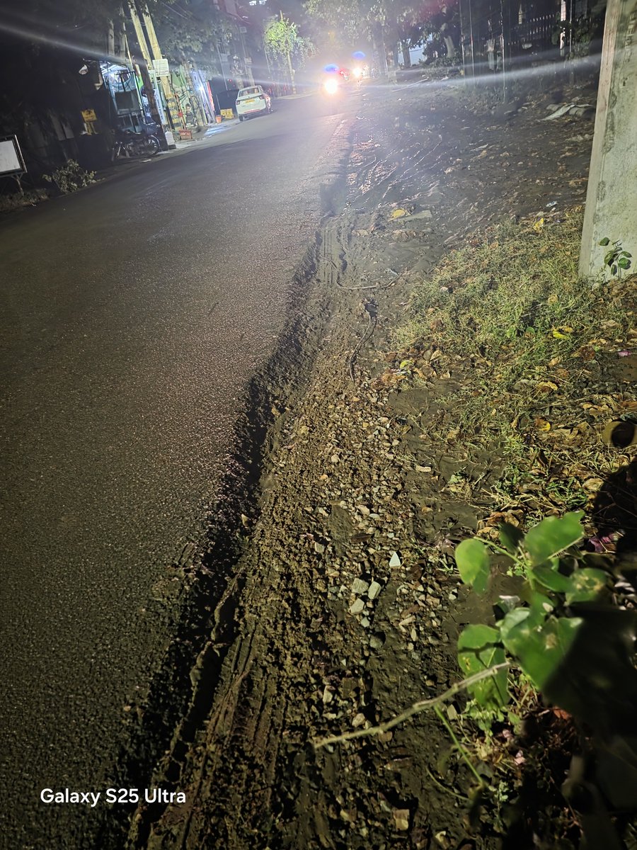 SatendraDeshmu1's tweet photo. Look at the pathetic condition of the GGN Sector 56 Sushant lok 2 main road, more than 50 residential societies with ~4000 homes impacted daily (school kids, elders forced to walk on road rather than footpath)

Last year, this road was mindlessly re-layered without removing the old layer despite multiple complaints to MCG. No one listened.

Today, all societies in area have sunk below road level and the footpaths are below 1 ft road, which can cause fatal accidents.

ऐसी unscientific development क्या काम की? This is not normal, it can cause fetal accidents ? This is everywhere 

Contractors are not bothered, and no one questions to Authroties and goverment.

@MunCorpGurugram @OfficialGMDA @NayabSainiBJP  Request to restore this road to original elevation and look that roads are made as per standards.

PS : Road I am talking is Road connecting Gurugram Sector 56 Hong Kong market signal to golf course road also known as Sushant lok 2 main road on Google maps.

@gurgaon_live @GauriSarin