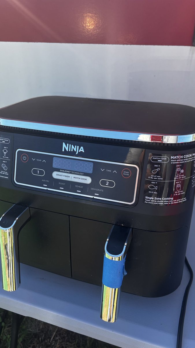 reesor3's tweet photo. @NinjaKitchen after a year of keeping my wife gluten free and being a great air fryer, this sucker almost got us. Caught on fire. Time for a new one! https://t.co/z5tKRPraB2