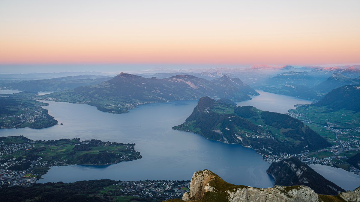 UMUTSELEN's tweet photo. Um 6 Uhr im Dunkeln los – und dieser Sonnenaufgang auf dem Pilatus war jeden Schritt wert. Wie die ersten Strahlen den Vierwaldstättersee und die Alpen mit dem Eiger wecken: einfach atemberaubend. Herzklopfen-Moment. https://t.co/62VbvuqUgQ