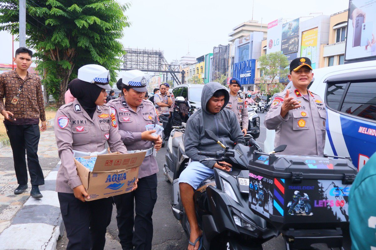 News_Inf0's tweet photo. Biar antrean BBM di Manado tetap tertib, Wakapolda Sulut Brigjen Pol Susetio Cahyadi turun langsung cek SPBU Sario, Wanea &amp; Boulevard (16/10)! 
Personel disiagakan penuh biar warga aman, tenang, &amp; aktivitas lancar. Yuk, budayakan antre dengan sabar! 
#PoldaSulut #InfoManado https://t.co/iWKSoo9roQ
