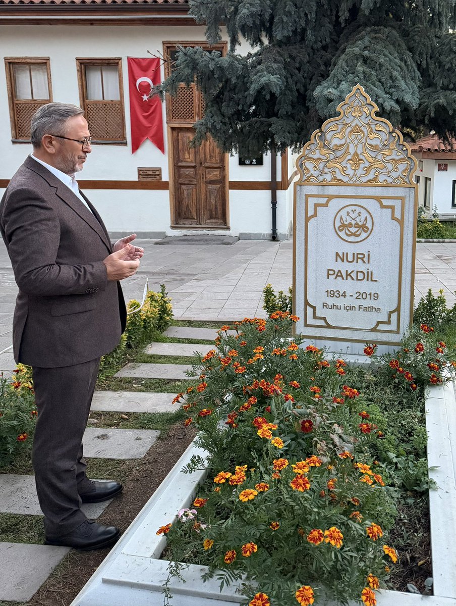 coskunyilmaz66's tweet photo. Gel Anne ol Çünkü anne Bir çocuktan bir Kudüs yapar

Adam baba olunca İçinde bir Kudüs canlanır

Yürü kardeşim Ayaklarına bir Kudüs gücü gelsin
***
Kudüs Şairi Nuri Pakdil üstadımızı vefatının 7. senesi münasebetiyle  Taceddin Dergahı’ndaki kabri başında dualarla yâd ettik.
📍Ankara