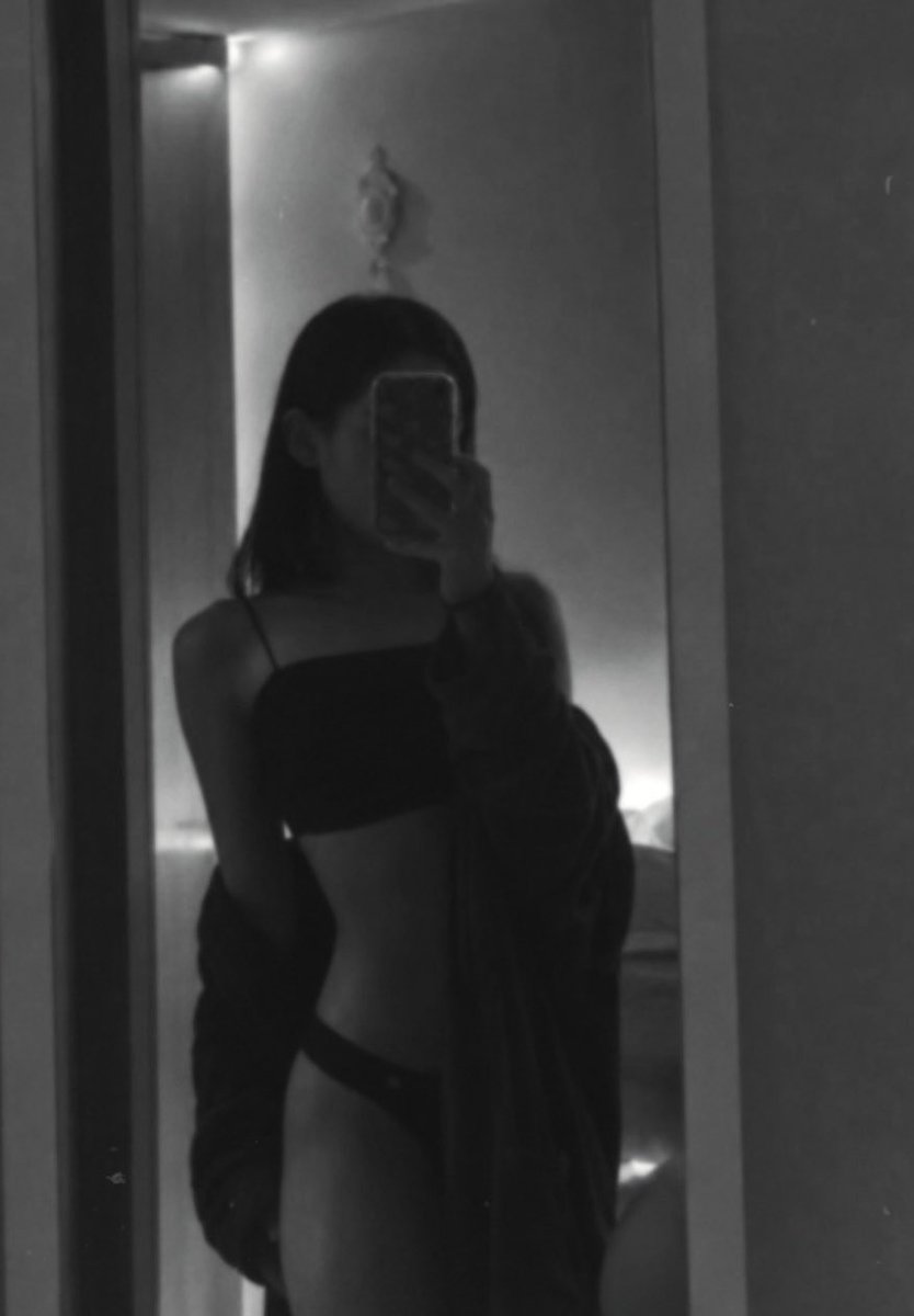 alchemical_olli's tweet photo. hoje tem victoria’s secrets fashion show e ja me encontro bem assim🪽 https://t.co/swNyxCCSB6