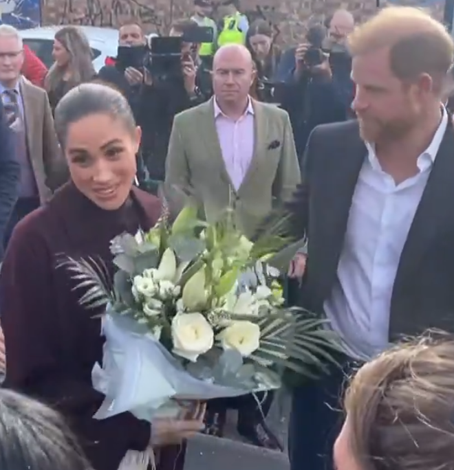 WisdomAgatha's tweet photo. I'm not surprise at HRH Meghan, Duchess of Sussex being given flowers. She's always deserving of flowers, nothing new. God continue to bless her. #PrincesHarryandMeghan #HarryandMeghaninNottinghY #PrinceHarry #PrincessMeghan #DuchessMeghan https://t.co/1ZPhNDio1P https://t.co/gxQeGoUUst