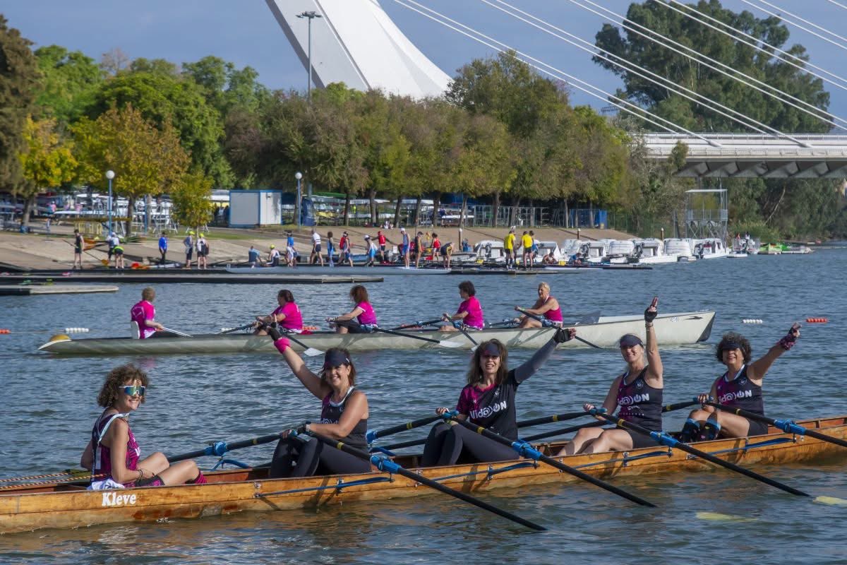 cartujacear's tweet photo. 🚣🏽‍♀️ Sexta edición de la actividad inclusiva ‘Rema. Compite. Vive’ en el @cartujacear como escenario de la superación, compañerismo y celebración de la vida.

💗 Encuentro de esperanza y memoria en la antesala del 19 de octubre, Día Mundial de la Lucha contra el Cáncer de Mama. https://t.co/x3vbtudzfe