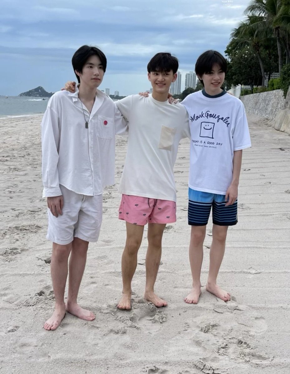 acho0mi's tweet photo. สมัยเด็กจิ๋วตัวเท่าไม้ขีด ตอนนั้นไปนั่งเรือกับพี่ภูแถมนวดหลังให้พี่ภูบนเรือ5555555 https://t.co/DSDbCqkVEW