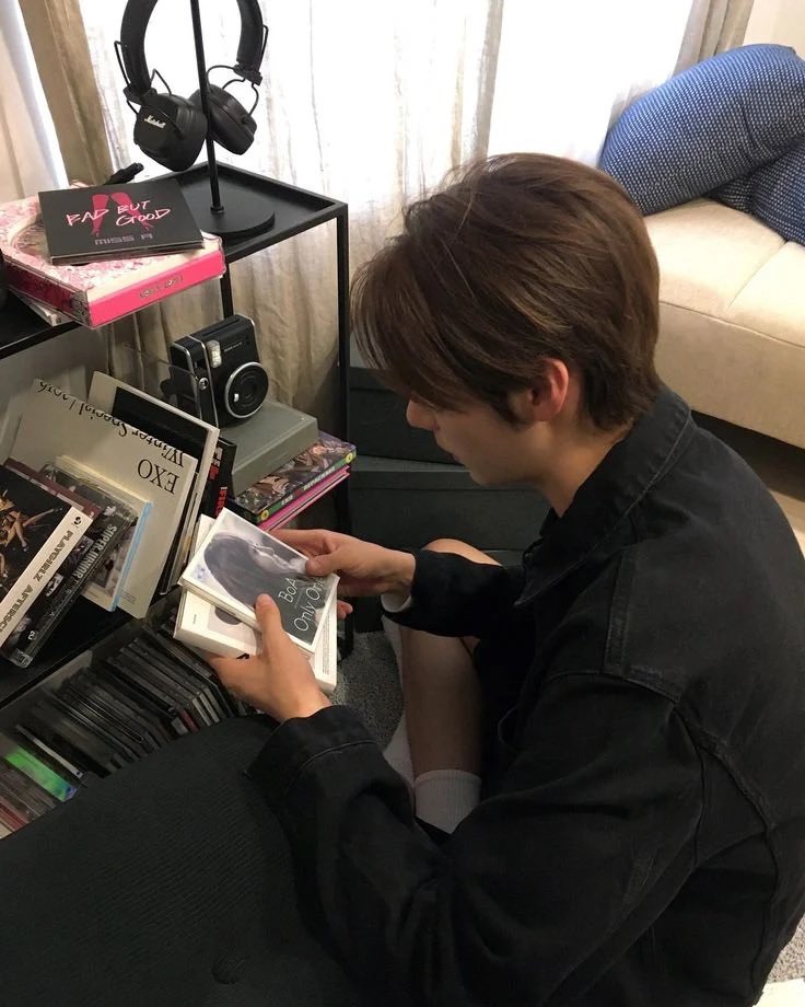 mullk895's tweet photo. 아저씨 배경 나로 해 놨네 ㅋㅋㅋ 누가 보면 어쩔라고?
회사 가서는 업무 모드 켜 놔... 그건 기본 배경
아~ 회사에서 나 봐야 힘이 나지~
너 보면 기 빨려.........
그러는 돟고딩 배경은 이거
친구들이 누구냐고 물어보면 내가 좋아하는 연예인이라고 함
남잔데? 롤모델~ https://t.co/Zww37K3WZT