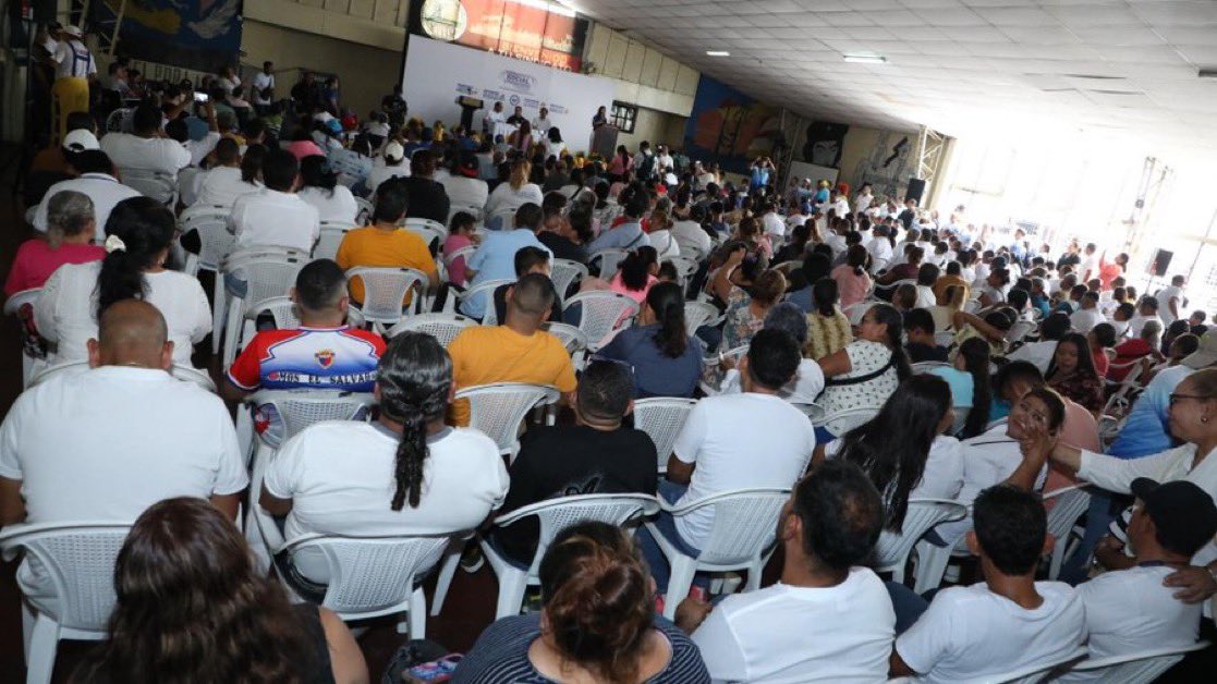 STAMSS_'s tweet photo. Ministro de Trabajo, @RolandoCastroSv: “Muchas gracias al Movimiento Social Comunitario por habernos invitado a este gran evento.

Gracias al Señor Embajador Zhang Yanhui.

Es una enorme bendición llevar ayuda a las personas que más lo necesitan 🙏

Hace 16 años fundamos el Movimiento iniciando con una comunidad. 

Hoy está en 10 departamentos de nuestro país.

Y a todos aunque sea poco lleva ayudas muy fundamentales y lo mejor que lo hace de forma permanente y constante.

Gracias a Dios y gracias al Movimiento Social Comunitario por mantener intacto la visión por la cual nació y es llevar ayuda a nuestras comunidades.🙏”.