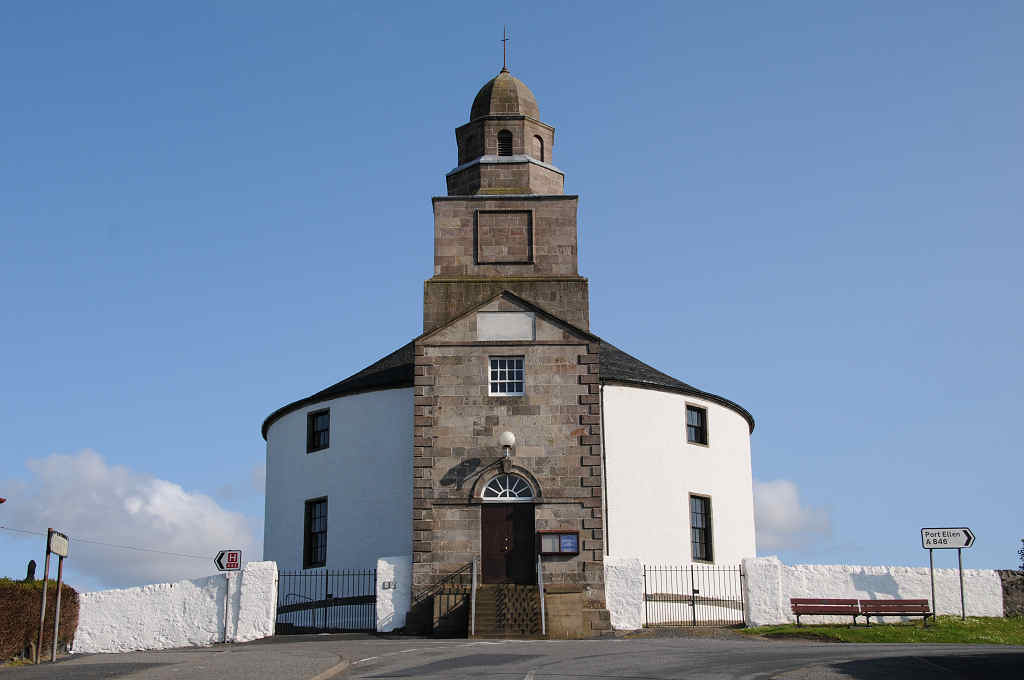 UndisScot's tweet photo. The Round Church, in a magnificent location at the head of the village of Bowmore's Main Street on the Isle of Islay. It was built in the 1760s with, it is said, no corners for the devil to hide in. More pics and info: https://t.co/fsUgI429uM https://t.co/j2MtXKXue2