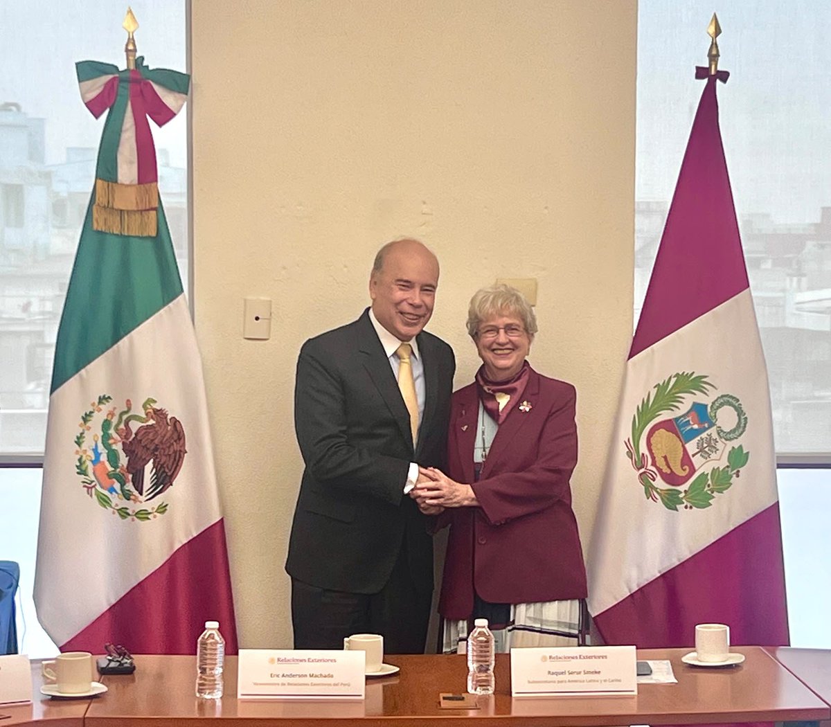 CancilleriaPeru's tweet photo. #NoticiasTorreTagle | Perú y México dialogan sobre el fortalecimiento de su relación bilateral. 🇵🇪🤝🇲🇽 
Viceministro Eric Anderson se reunió con la Subsecretaria mexicana Raquel Serur para abordar los principales temas de la agenda bilateral. Coincidieron en avanzar en una hoja de ruta para la reactivación de los mecanismos políticos y técnicos que permitan fortalecer la relación. Asimismo, dialogaron sobre los vínculos económicos y comerciales, y el traspaso de la presidencia pro tempore de la @A_del Pacífico al Perú.

👉🏻https://t.co/cTg4rH8HSM