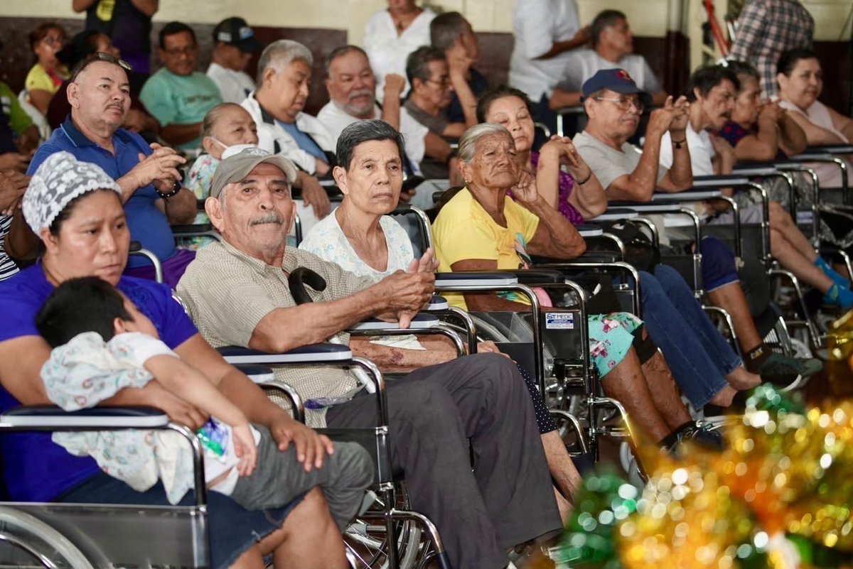 eccosv's tweet photo. 🇸🇻#Nacionales|| MOVIMIENTO SOCIAL COMUNITARIO AMPLÍA SU LABOR SOLIDARIA A 10 DEPARTAMENTOS

El ministro de Trabajo, @RolandoCastroSv, agradeció al Movimiento Social Comunitario y al embajador de China, Zhang Yanhui, por impulsar iniciativas de apoyo a las comunidades. 

Destacó que, tras 16 años desde su fundación, el movimiento pasó de trabajar en una comunidad a tener presencia en 10 departamentos del país, manteniendo su compromiso de brindar ayuda de forma permanente a quienes más lo necesitan.