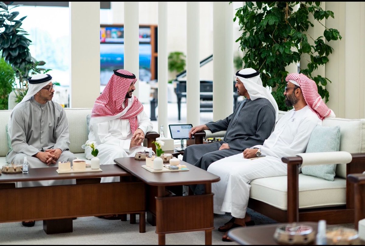 im7v7's tweet photo. وزير الدفاع السعودي خالد بن سلمان الله يحفظه حاليًا في بوظبي و اجتمع مع رئيس الدولة بوخالد الله يطول بعمره

بس كيف؟ يقولون الإمارات تدعم الحوثي ؟؟؟؟ https://t.co/e6QfaYKFid