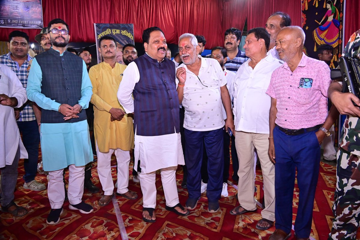 PkSinghMP's tweet photo. अररिया नगर में आयोजित डांडिया उत्सव का विधिवत शुभारंभ कर अत्यंत हर्ष एवं उल्लास की अनुभूति हुई। नवरात्रि के पावन अवसर पर आयोजित यह उत्सव हमारी समृद्ध सांस्कृतिक परंपरा, आस्था और सामाजिक एकता का सुंदर प्रतीक है।
इस अवसर पर भाजपा जिला अध्यक्ष आदित्य नारायण झा जी सहित पार्टी के समर्पित कार्यकर्ता, नगर के प्रबुद्धजन एवं जनप्रतिनिधिगण उपस्थित रहे।
माँ दुर्गा की कृपा से अररिया में सुख, शांति, समृद्धि एवं खुशहाली बनी रहे, यही मंगलकामना है।
#दुर्गा_अष्टमी #नवरात्रि #अररिया #माँ_दुर्गा #NDA #mpararia #pradeepkumarsingh #Araria #durgapuja