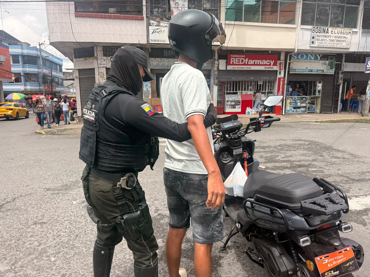 PoliciaEcZona4's tweet photo. 👮‍♀️ OPERATIVOS ANTIDELINCUENCIALES👮

En #SDTsáchilas en el Distrito #Este se vienen desarrollando operativos en sitios estratégicos realizando registro de vehículos y personas, para mantener el orden y garantizar la seguridad ciudadana.

#ServirYProtegerConFirmeza https://t.co/gkzvdLj2bY