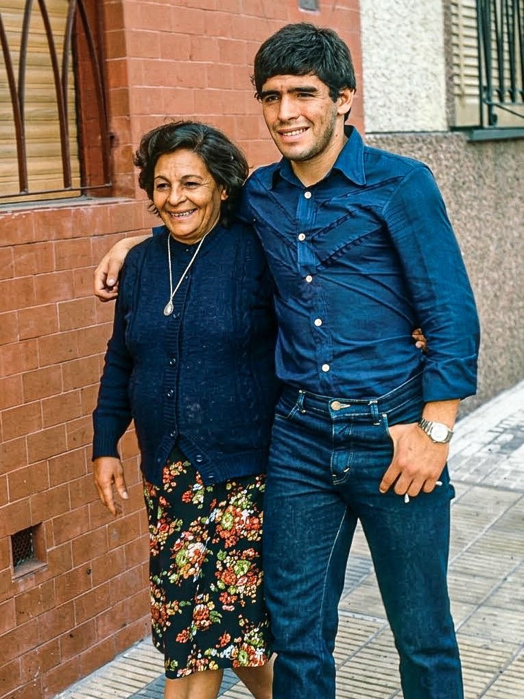 AtaqueFutbolero's tweet photo. “Mi primer sueldo lo gasté en la Rumba, ahí en Pompeya. Me lo gasté con mi vieja, los dos solos. Nos comimos todo, nos tomamos todo. La vieja, un fierro.

Yo era el peor pago de Argentinos, eran viáticos, pero parecíamos Bill Gates y la Reina Sofía. Comimos unas pizzas espectaculares, con una gaseosa grande americana, bien fría.

Yo quise comprar el local, pero fue una de las pocas veces que me dijeron que no”.

Hermosa esta anécdota de Diego Maradona y Doña Tota, justo hoy para el Día de la Madre, en aquella última entrevista que le hizo @MatiPelliccioni en 2019… 🥹🫶🏼