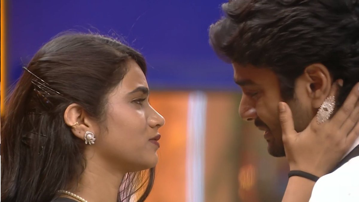 phantom242628's tweet photo. rey rey rey , na valla kaadhu ra ayya 🤣🤣 
ekkada kiss istahdo ani bayam ayithundhi baboi 
family show ra edhi 
#BiggBossTelugu10 https://t.co/M37lt2zvPq