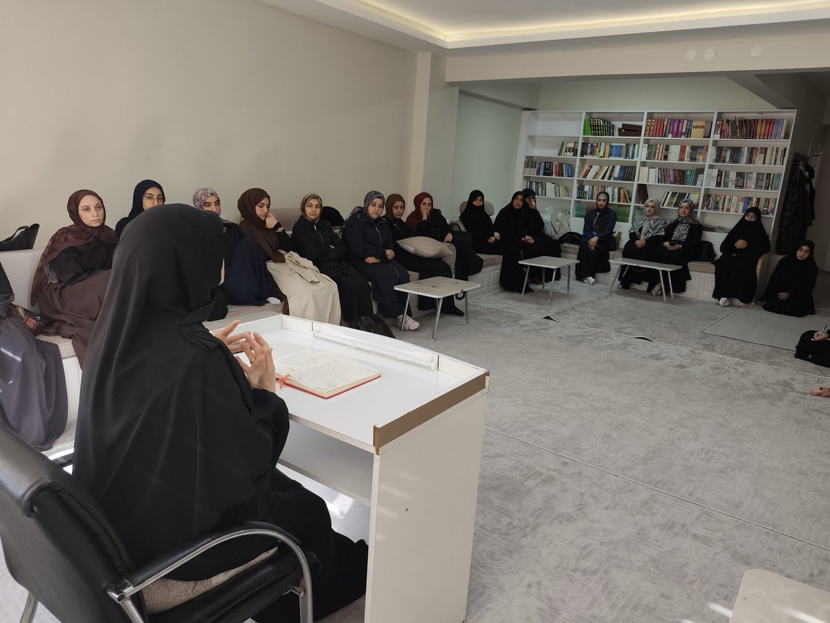 sumeyra_dinc's tweet photo. Üniversiteli genç kardeşlerimizle "Zamanı Nasıl Doğru Yönetebiliriz?" üzerine çok verimli ve keyifli bir sohbet gerçekleştirdik.

Hepsi pırıl pırıl, pürdikkat...

Rabbim her birinin gayretini, azmini ve enerjisini daim eylesin! 🤲 https://t.co/wPBBPDq1EG
