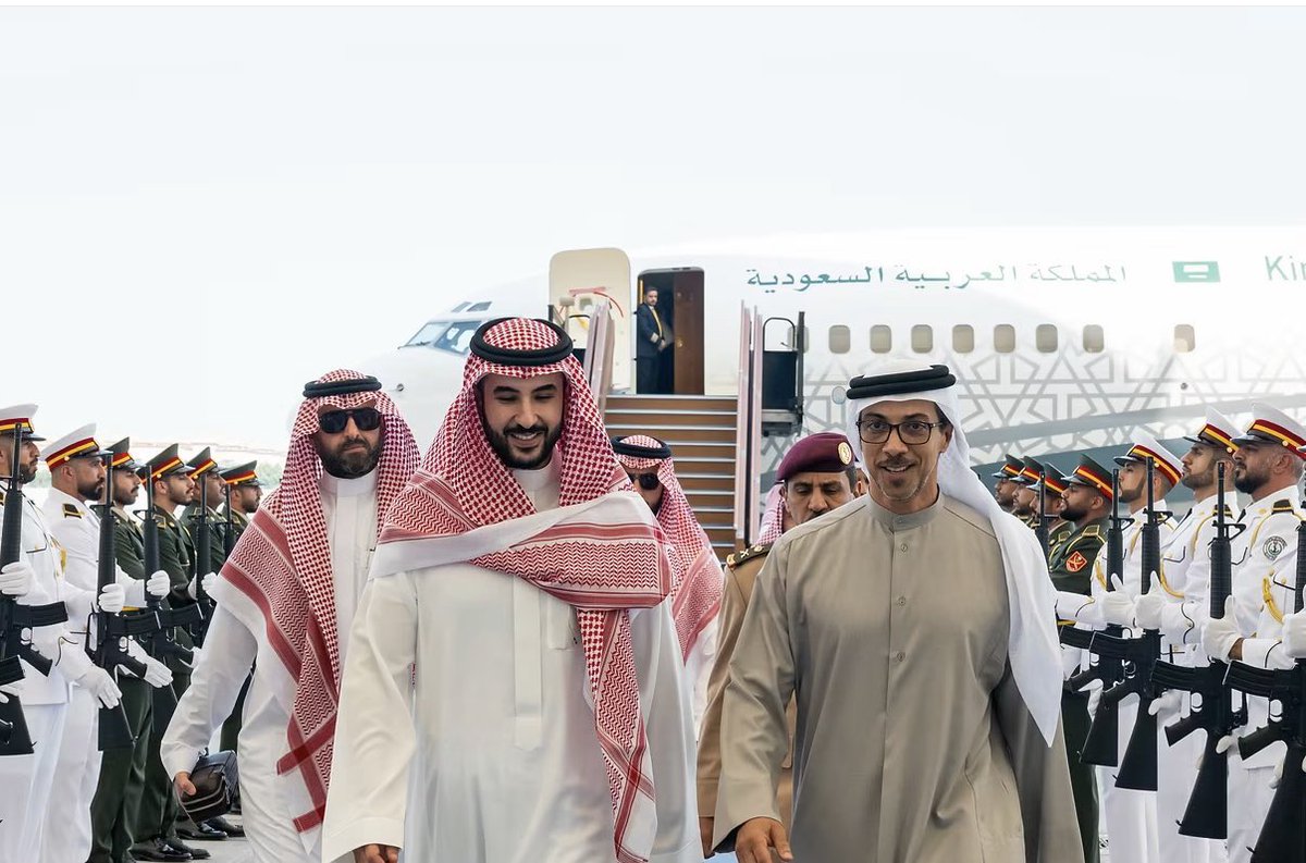 AhlamAlShamsi's tweet photo. أبهى مشهد خليجي: 

استقبال صاحب السمو الشيخ محمد بن زايد آل نهيان، رئيس الدولة، لأخيه صاحب السمو الملكي الأمير خالد بن سلمان، وزير الدفاع السعودي.

حين يجتمع الأشقاء هذه هي وحدة الموقف والمصير 🇦🇪🇸🇦❤️💚 https://t.co/HAZ5ydXogC