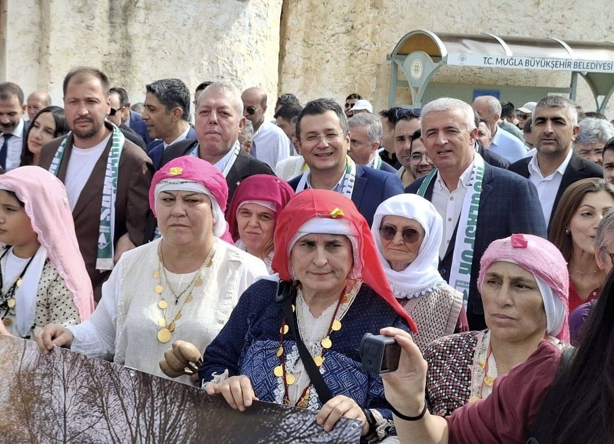 mehsidra's tweet photo. Geleneklerimiz kültürümüz köylülerimiz kadınlarımız yöresel kıyafetlerimiz zenginliğimiz 👍 Göktepe kültür sanat şenliğinde AK Parti İl Başkanımız ve Menteşe ilçe başkanımızla 🙏💙 #muğla #menteşe #göktepe 
@Akparti @akpartimugla48 @drmustafaesgin @avosmanzabun @CengzhanGungor https://t.co/51ormOJq7S