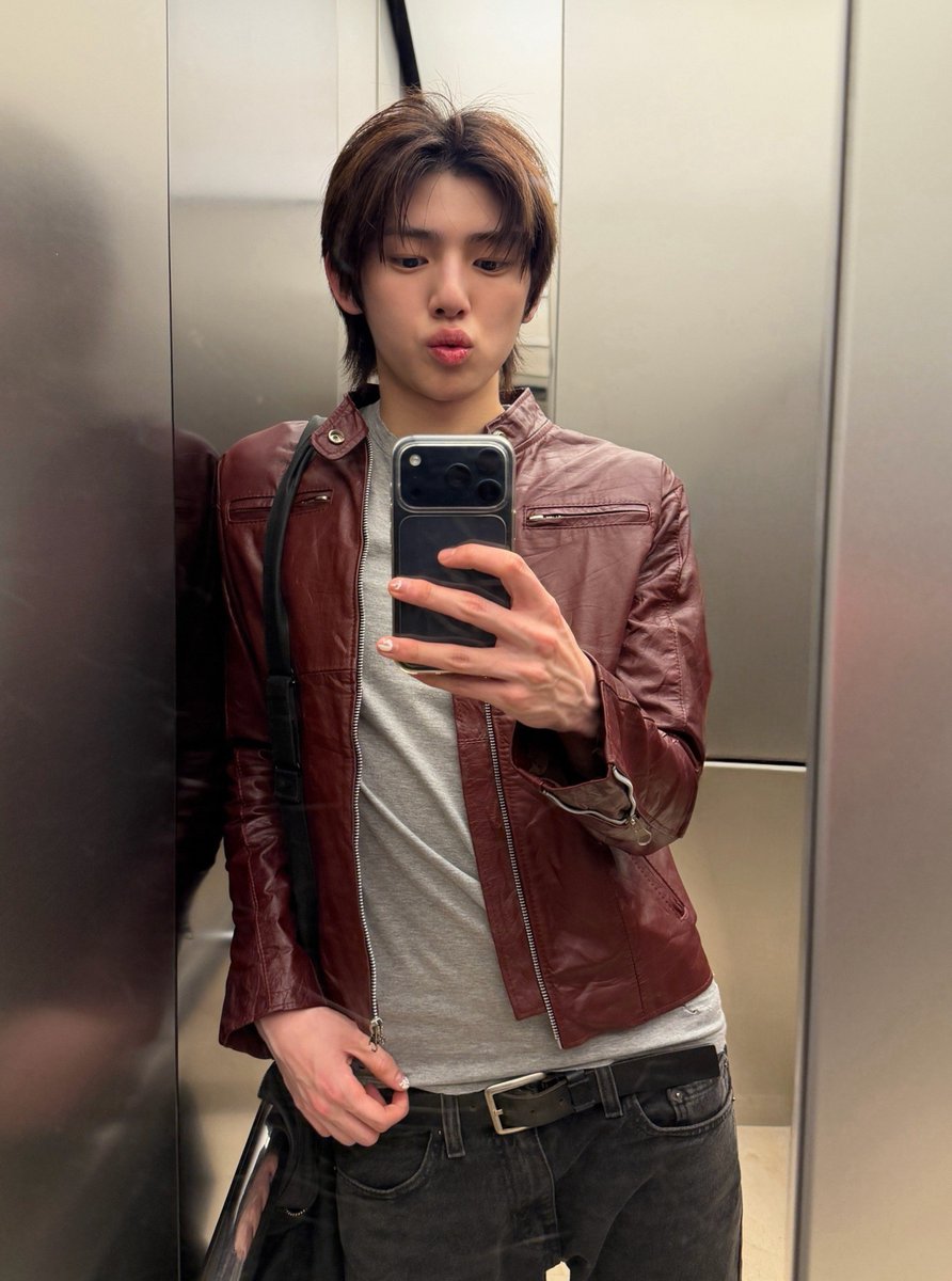 st4rtiss's tweet photo. leather jackets look so cool on him https://t.co/8QFFzHLeSJ