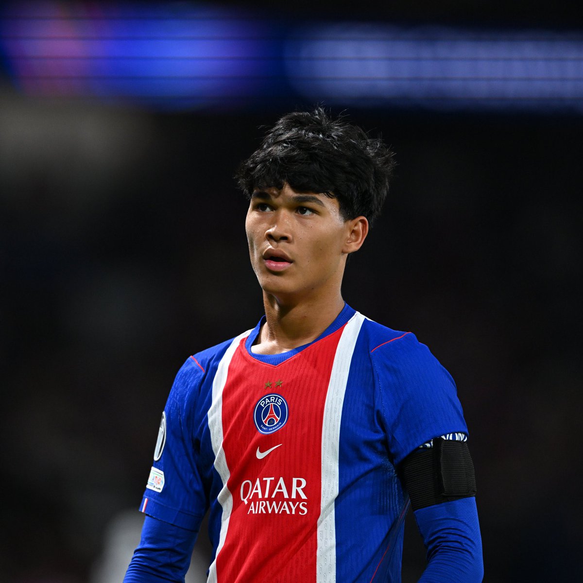 _BeFootball's tweet photo. 🚨 « 𝗗𝗥𝗢 🇪🇸 𝗔 𝗧𝗘𝗡𝗗𝗔𝗡𝗖𝗘 𝗔̀ 𝗙𝗨𝗜𝗥 𝗟𝗘𝗦 𝗗𝗨𝗘𝗟𝗦. »

Un recruteur explique ce qu’il manque encore à Dro Fernandez pour performer en L1 avec le PSG ! 🔴🔵

« Ce que le public français voit, C’EST CE QU’ON ANALYSAIT DEPUIS DES ANNÉES EN U19.

Un QI foot élevé, un vrai sens du déplacement, un joueur qui est au service du collectif, mais qui a tendance à fuir les duels. »

(@lequipe)