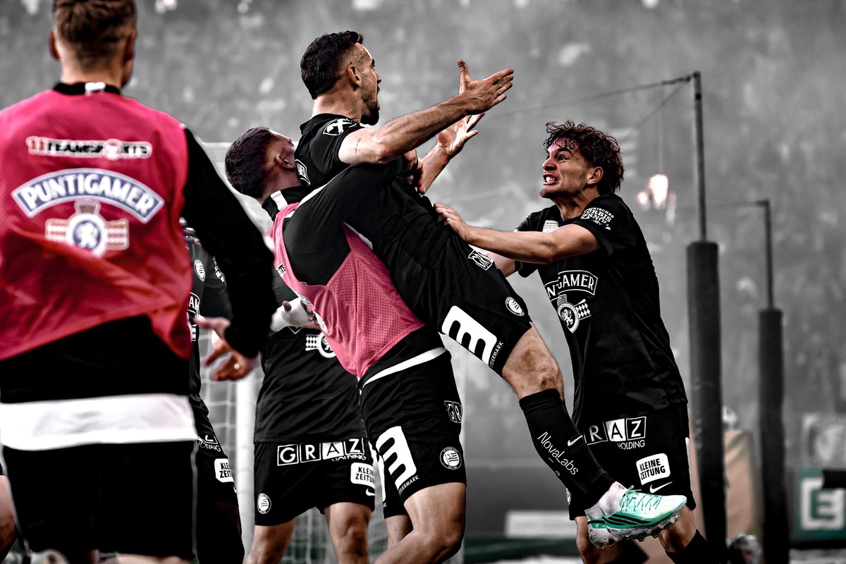 SKSturm's tweet photo. The colours of the city! 🖤🤍 #sturmgraz #AdmiralBL #STUGAK
___________
STU 5:1 GAK | ⏱️ 71' https://t.co/YUuyazygFA