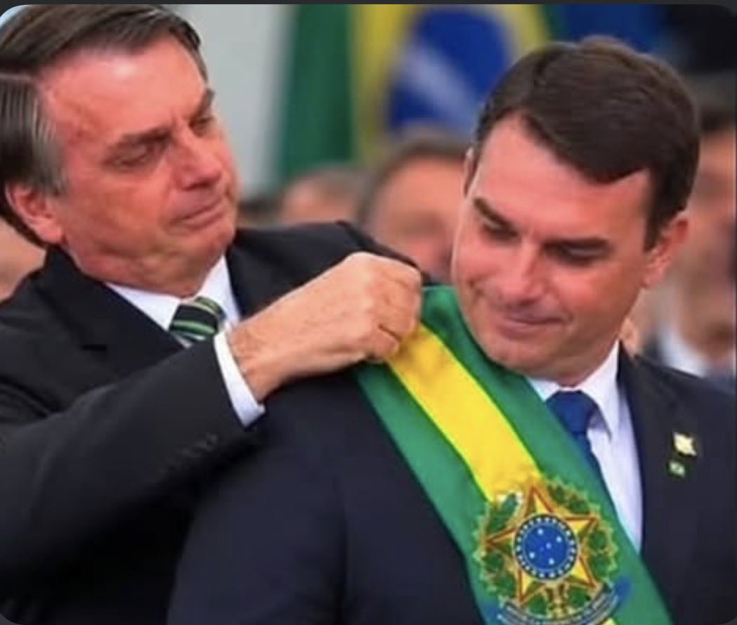 Martinamarok's tweet photo. @CarlosBolsonaro Aguardando esse dia Brasil 🇧🇷 🌻
🇦🇷🫶🇧🇷 https://t.co/Q3ISY1HoaU