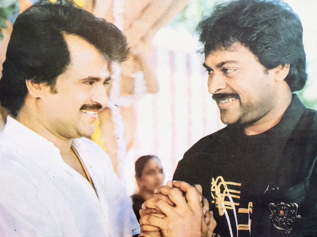 gunshotreviews's tweet photo. రజినీకాంత్ ఆరా వేరు..
ఆయన స్క్రీన్ ప్రెజెన్స్ వేరు..
ఆయన స్టైల్ వేరు.. 
ఆయన అట్రాక్షన్ వేరు..

ఆయన జస్ట్ అలా స్లో మోషన్లో నడిచి వస్తుంటే చాలు గూస్ బంప్స్ వస్తాయి. 
మన హీరో కాకపోయినా.. తెలుగు వాళ్లకు కూడా ఇలాంటి ఫీలింగ్ రావడం గొప్ప విషయం.

తెలుగు వాళ్లు రజనీని మన సూపర్ స్టార్ల రేంజిలో ఆరాధిస్తారు. ఇది మన ప్రేక్షకులకు సినిమా అంటే ఉన్న పిచ్చి, భాషా భేదం లేకుండా సినిమాలను ఆదరించే విశాల దృక్పథానికి నిదర్శనం. తమిళోళ్ల లాగా మనోళ్లు సంకుచిత స్వభావులు కాదు కాబట్టే రజినీకి తెలుగులో ఇంత ఆదరణ.

ఇదంతా ఓకే కానీ.. రజినీకాంత్‌తో పోల్చి మన స్టార్లను కించపరచడం ఎందుకు? ముఖ్యంగా ప్రతిసారీ మెగాస్టార్ చిరంజీవిని ఆయనతో పోల్చి తగ్గించడమేంటి? #Jailer2 చూసి ఊగిపోతూ కొందరు చిరును, మిగతా సీనియర్ హీరోలను తగ్గిస్తూ వేసిన పోస్టులు చూశా.

రజినీకాంత్‌ను తక్కువ చేయడం కాదు కానీ.. ఆల్‌రౌండ్ పెర్ఫామెన్స్ విషయంలో మన చిరంజీవి ముందు రజినీ ఎంత? 

చిరులా రజినీ కామెడీ చేయగలడా? (చంటబ్బాయి, అన్నయ్య).. 
చిరులా రజినీ ఎమోషన్లను పండించగలడా? (ఆపద్బాంధవుడు, డాడీ).. 
చిరులా రజినీ డ్యాన్సలు, ఫైట్లు చేయగలడా? (వీటికి ఉదాహరణలు ఇవ్వడం అంటే మెగాస్టార్‌ను అవమానించడమే)

‘ఆపద్బాంధవుడు’ సినిమాలో అద్దం ముందు నిలబడి.. చర్చి సీన్లో.. చిరు ఇచ్చిన పెర్ఫామెన్స్ ముందు.. రజినీకాంత్ నటన ఏ పాటిది?

ఒక్కసారి ‘రుద్రవీణ’ సినిమాలో ఆక్రోశంతో మాట్లాడుతూ అన్నం వడ్డించుకునే సన్నివేశాన్ని తెలుగులో చిరు ఎలా చేశాడో.. అదే సన్నివేశాన్ని మహా నటుడైన కమల్ హాసన్ తమిళంలో ఎలా చేశాడో పోల్చి చూసుకుని తర్వాత మాట్లాడండి.

రజినీ, కమల్ హాసన్‌ల గురువైన బాలచందర్ లాంటి గ్రేట్ డైరెక్టరే.. రజినీ, కమల్ కలిపితే చిరు అని కితాబిచ్చాడు. ఇంతకంటే ఏం కావాలి?

90వ దశకంలో జగదేకవీరుడు, గ్యాంగ్ లీడర్, ఘరానా మొగుడు సినిమాలతో చిరు.. రజినీని మించి మెగా హిట్లు కొట్టాడు. తన ఆల్ రౌండ్ పెర్ఫామెన్స్‌తో అమితాబ్ బచ్చన్‌, రజినీకాంత్‌, కమల్ హాసన్‌లను మించిన ఆరా చూపించాడు. (ఆ టైంలో రజినీ తన సినిమాలో చిరుతో క్యామియో చేయించుకున్నాడు. కింది ఫోటో అప్పటిదే) అప్పుడు చిరు సంపాదించిన యాక్సెప్టెన్స్ ఎలాంటిది అంటే.. ఆపోజిట్ ఫ్యాన్స్ సైతం ఆయన ఆల్ రౌండ్ పెర్ఫార్మెన్సులకు ముగ్ధులైపోయి తన సినిమాలను ఎంజాయ్ చేశారు. (అప్పటికి ఈ ఆపోజిట్ ఫ్యాన్స్ లో నేనూ ఒకడిని కాబట్టి ధీమాగా చెబుతున్నా) బేసిగ్గా సినిమా లవర్ అయితే చాలు చిరు సినిమా చూడాల్సిందే అనిపించిన టైమ్ అది. కానీ తర్వాతే మా కులం, మా వర్గం అనే విభజన ఎక్కువైంది. ఈ సోషల్ మీడియా వచ్చాక అంతా బ్రష్టు పట్టింది. అందరివాడైన చిరును కొందరివాడిని చేసే ప్రయత్నం జరిగింది. జరుగుతోంది.

ఇక రజినీ విషయానికి వస్తే భాషా భేదం లేకుండా సినిమాలు చూసే తెలుగు వాళ్ల పెద్ద మనసు వల్ల ‘బాషా’ దగ్గర్నుంచి ఆయనకు ఇక్కడా ఫ్యాన్ ఫాలోయింగ్, మార్కెట్ పెరిగింది. అందువల్ల చిరు కంటే పెద్ద స్టార్ అయ్యాడు. అంతే తప్ప పెర్ఫామెన్స్‌లో చిరు కంటే రజినీ ఎప్పుడూ తక్కువే. రజినీ కంటే ముందే చిరు సూపర్ స్టార్ అయ్యాడు. ఆయన్ని మించిన వైభవం చూశాడు.

చిత్రమైన విషయం ఏంటంటే.. ఒకవైపేమో చిరు ఇమేజ్ ఛట్రం దాటి సినిమాలు చేయట్లేదని, మోహన్ లాల్‌తో పోల్చి కామెంట్లు చేస్తారు. ఇంకోవైపేమో రొటీన్ ఎలివేషన్ సీన్లు చేసి నెట్టుకొస్తున్న రజినీతో పోల్చి ఆయన్ని తగ్గించాలని చూస్తారు. ఇదెక్కడి డబుల్ గేమ్? చిరు సెకండ్ ఇన్నింగ్స్‌లో ఆయన రేంజికి తగ్గ సినిమాలు చేయలేదన్నది వాస్తవం. రీఎంట్రీలో చిరు సినిమాల్లో మెజారిటీ నాకు నచ్చలేదు. కానీ ఈ మధ్య తన స్థాయిలో బెస్ట్ ఎంటర్టైన్మెంట్ ఇవ్వడానికి ట్రై చేస్తున్నాడు. 

తన చరిష్మాను సరిగ్గా ఉపయోగించుకుంటున్న నెల్సన్ లాంటి డైరెక్టర్ దొరకడం, తన సినిమాలు అనగానే పూనకం తెచ్చుకుని పని చేస్తూ, జనాలకు కూడా పునకాలు తెప్పించే మ్యూజిక్ ఇచ్చే అనిరుధ్ ఉండడం రజినీ అదృష్టం. జైలర్, జైలర్-2 సినిమాలను పక్కనపెట్టి.. గత దశాబ్ద కాలంలో రజినీ చేసిన కాలా, దర్బార్ (ఎలివేషన్ కుదరకపోతే అనిరుధ్ కూడా ఏం చెయ్యలేడు అనడానికి ఉదాహరణ), లాల్ సలామ్, వేట్టయాన్ లాంటి సినిమాల పరిస్థితేంటో కూడా ఒకసారి చూసి తర్వాత మాట్లాడండి.

నోట్: ఇదేమీ మెగా ఫ్యాన్స్ ను బుట్టలో వెయ్యడానికి రాసిన పోస్టు కాదు. ఒక సగటు సినీ అభిమానిగా నిజాయితీగా ఏమనిపిస్తే అది రాశాను.

#Megastar #Chiranjeevi #Superstar #Rajnikanth 
#Jailer2 #AnirudhRavichander #NelsonDileepkumar

@yskanth @winsttonxavier @pepparsalt9 @naaperusai @miryalasrikanth @27stories_ @ursyathi @guptanagu8 @SrinuThePrince @Thanos_Tweetss @sivacherry9