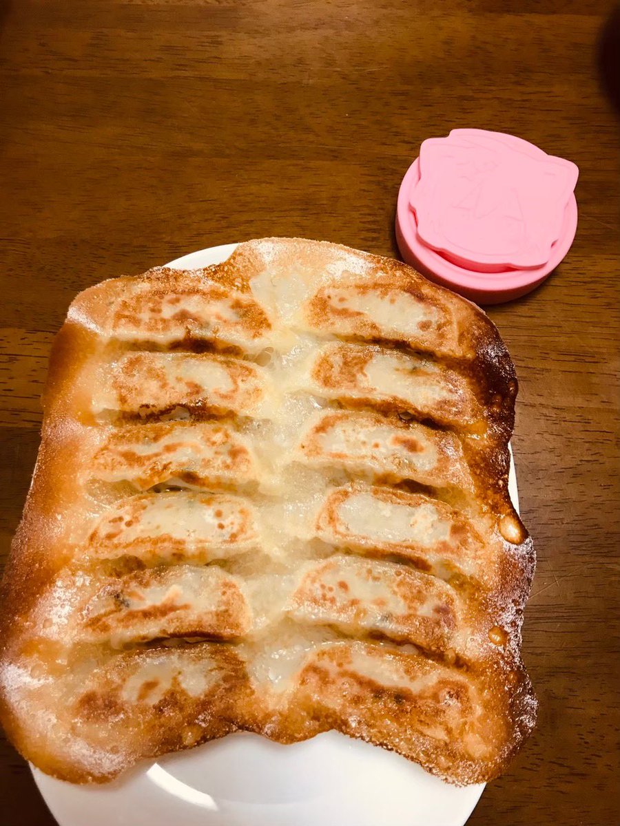 sen_rutaro's tweet photo. すとぷりのファミマ外装になった写真出てくるしまふまふのよく分からんシリコンの折りたためるコップで茶飲んでたしK-BOOKSの壁は各々のTwitterのアイコンだったし机の上にはグッズと一緒に原宿に売ってた非公式のセンラー缶バが置いてあった時代の人間 https://t.co/eRJBUQ2H1s