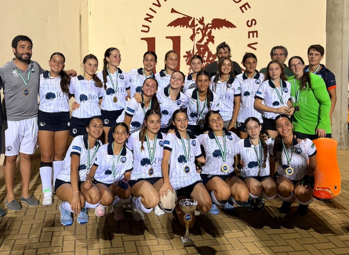 FedAndHockey's tweet photo. 🏆 VI Copa de Andalucía Cadete Femenino
📅  17/10/2026 
🏟️  Sevilla 
🥇 CHP Benalmádena 
🥈 Málaga Rincón de la Victoria 
🥉 @HockeyAlcala 
📝 Resultados 👉 https://t.co/MChL9PKKNW 
#HockeyAndalucia @DeporteAND https://t.co/LJ3J4ntxWb