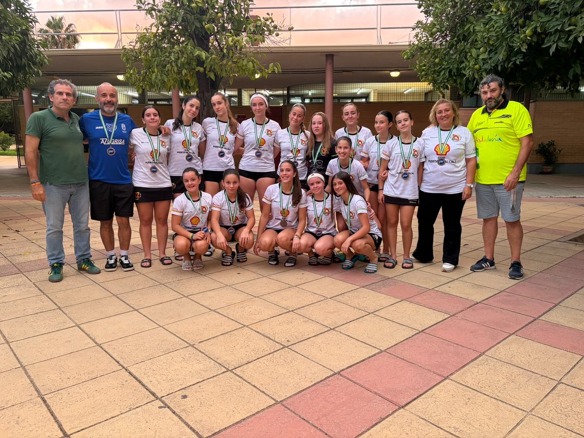 FedAndHockey's tweet photo. 🏆 VI Copa de Andalucía Cadete Femenino
📅  17/10/2026 
🏟️  Sevilla 
🥇 CHP Benalmádena 
🥈 Málaga Rincón de la Victoria 
🥉 @HockeyAlcala 
📝 Resultados 👉 https://t.co/MChL9PKKNW 
#HockeyAndalucia @DeporteAND https://t.co/LJ3J4ntxWb