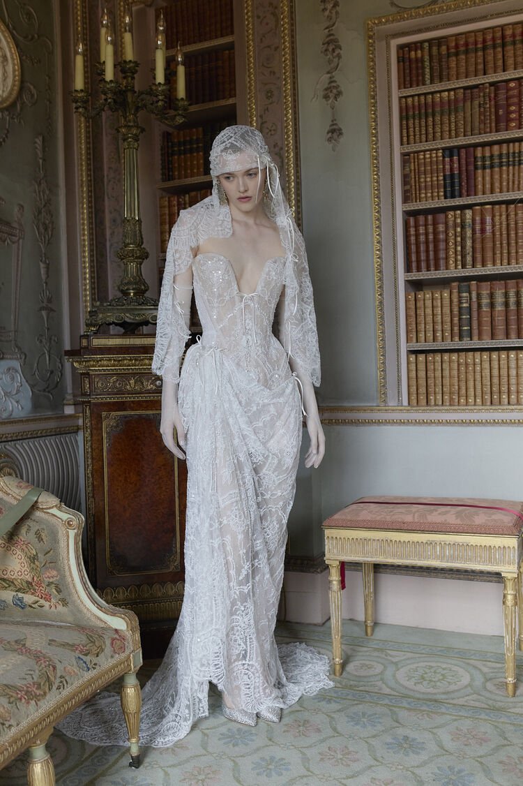 LaModeUnknown's tweet photo. The BRIDAL collection by ✨️Vivienne Westwood✨️ Fall/Winter 2027.🪡

PS: no wonder it's every bride's DREAM gown https://t.co/jddKQ5HBgU