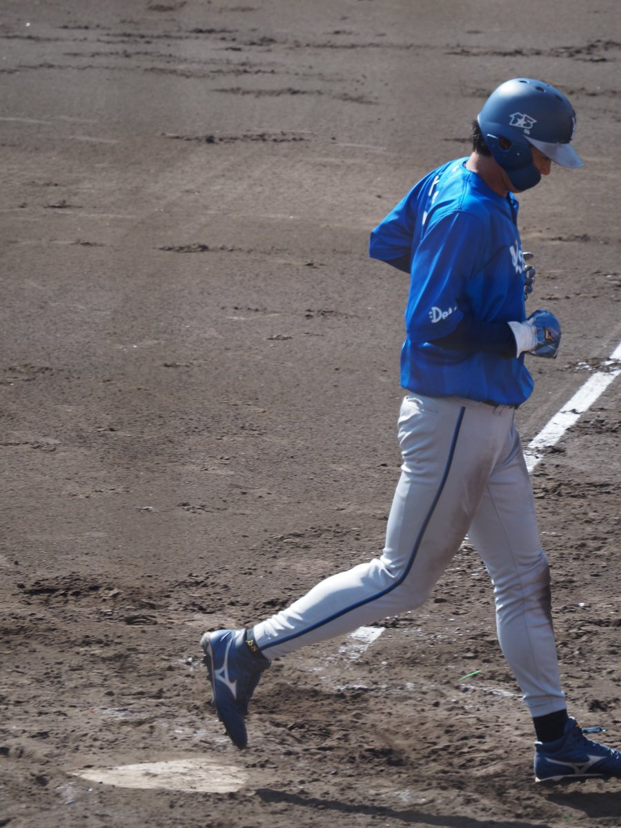 syjr5's tweet photo. チャンスで加藤響が犠飛を打ち上げ石上が生還、梶原も三塁へ。
石上梶原のやりたい放題感が凄い。

更に関根が綺麗にレフトへ弾き返しタイムリーで３点目。
一回りは抑えられていた中日先発有馬に一気に襲いかかった。

#baystars
10/15 アイビー https://t.co/weFiQLVnn5