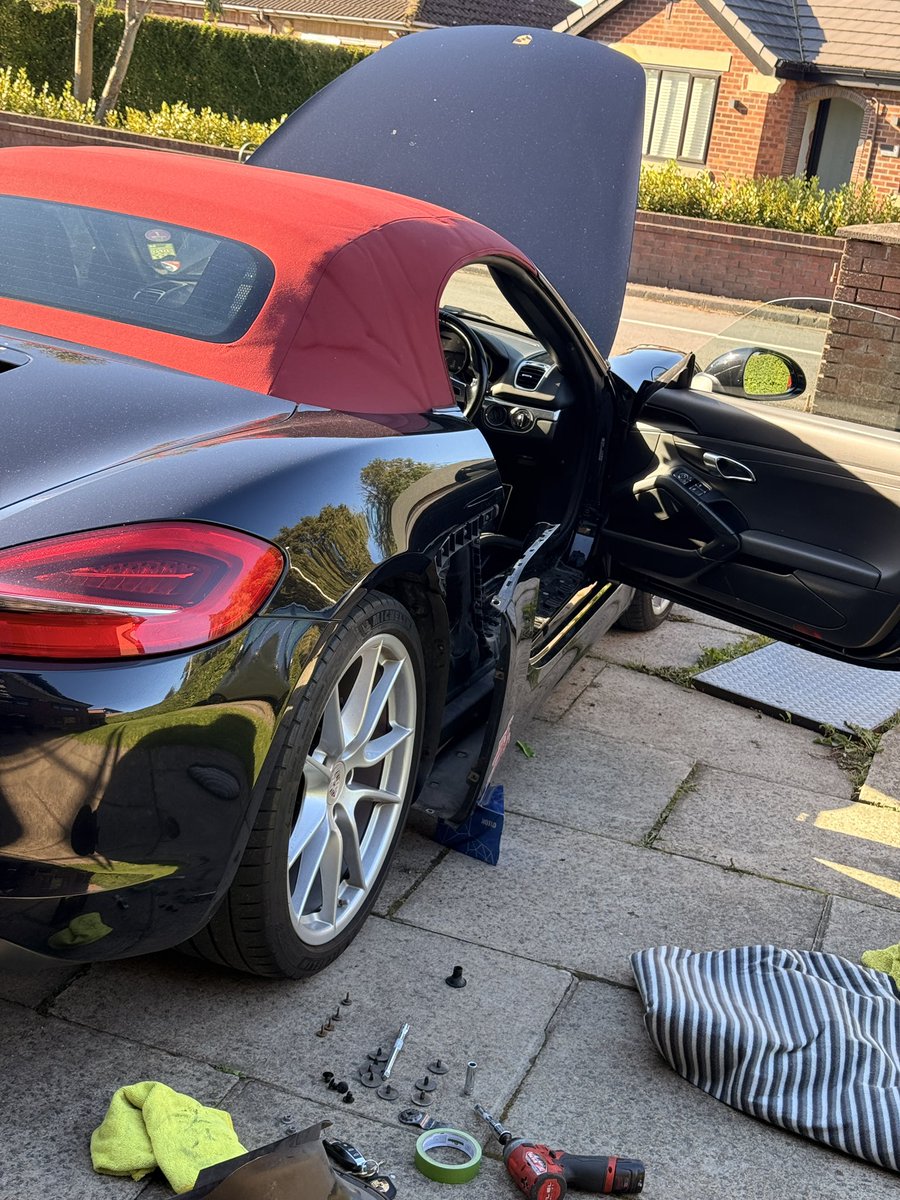 AutoBant's tweet photo. Finally got round to checking and removing the drain plugs behind the 981’s side vents. Not completely blocked, but by no means clear!

A big thanks to @PrattStuff for the virtual assist 👏🏼 

Now to figure our why my stereo has no bass all of a sudden �� https://t.co/w7ljTxMhgl