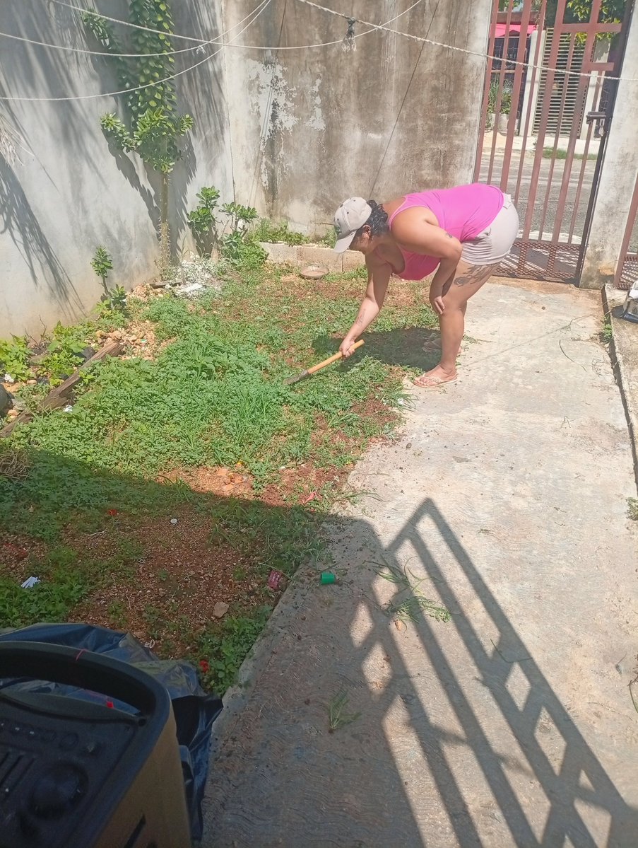 Yesita20151's tweet photo. Tanta lluvia hace que salga mucha mala hierba y aquí en mi casa solo puede haber una hierba mala que nunca muere (o sea yo) jajaja saludos, lindo domingo. Saquen el six. https://t.co/XEkof3NKFl