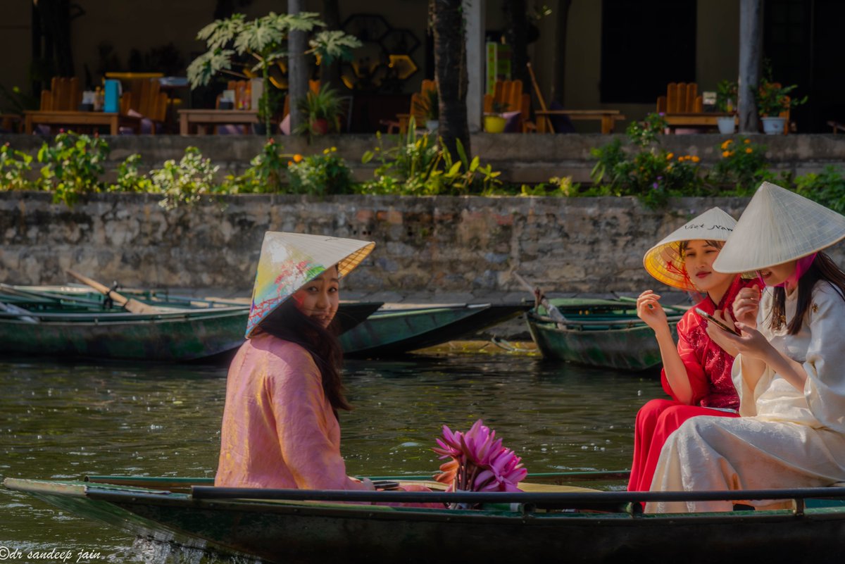 BrunaMaxibyte's tweet photo. Tam Coc, Ninh Binh is a breathtaking escape of limestone karsts, tranquil rice paddies, and scenic river boat tours. Often called “Halong Bay on land, ” it captures Northern Vietnam at its most serene. https://t.co/NIlXiA9zPo