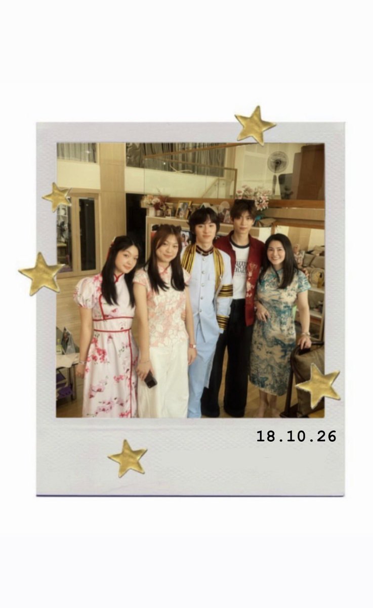 DlORRYU's tweet photo. OH MY GODDDDD THE THOMAS PIC WITH JIROJMONTRI FAMILY IN THEIR HOUSE IS FINALLY HERE AND HE IS EVEN HUGGING KONG'S MOM 😭😭😭😭😭😭😭😭 I WANNA CRYYYY https://t.co/TMkqq6DJTI