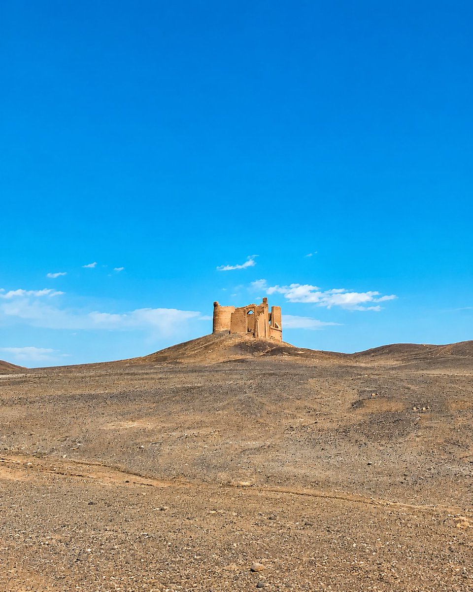 fatemeh_87_87's tweet photo. 🏜️ قلعه تاتارها؛ بنایی در حوالی بم که سال ۱۳۵۳ برای فیلم‌برداری یک اثر سینمایی بین‌المللی ساخته شد و به روایتی، زلزله مهیب بم نیز نتوانست آن را ویران کند؛ سازه‌ای دیدنی که هنوز در دل کویر پابرجاست. https://t.co/ngfSqwixXh