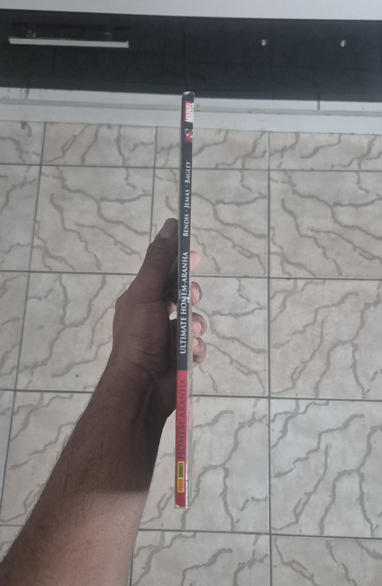 feijucacomics's tweet photo. no mesmo dia, chegou esse bebê também 🥰

peguei essa versão porque as que tenho do ultimate (miles) já são em capa cartão, fora que a da salvat em capa dura tá super cara https://t.co/oLBU13D5BI