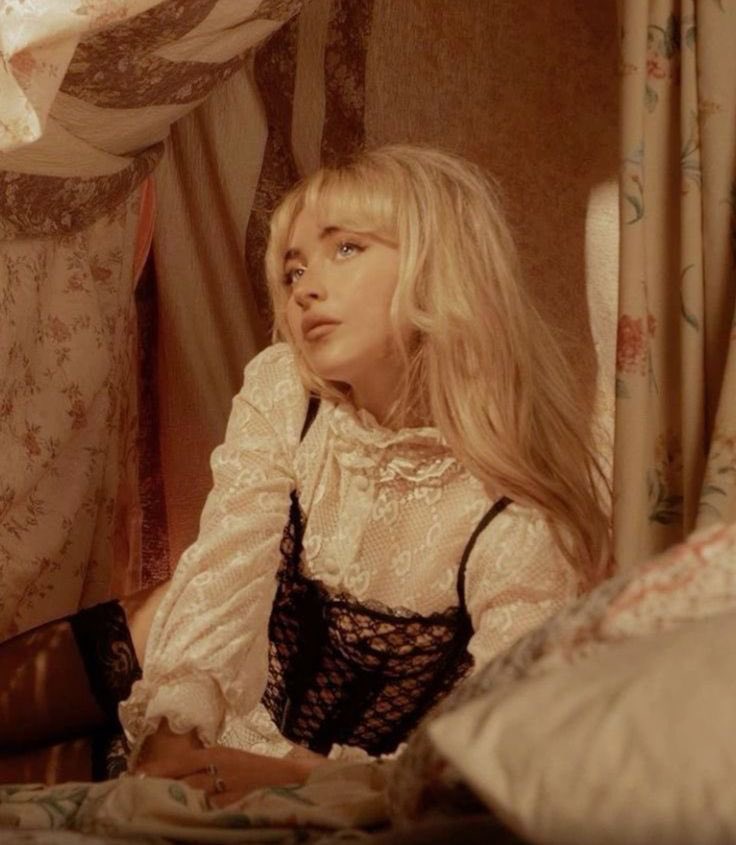 LilyWhiteNat's tweet photo. Is it crazy to say I think she’s the hottest celebrity right now? I’m a sucker for that  Classic Hollywood aesthetic https://t.co/VFIsWL3VUj