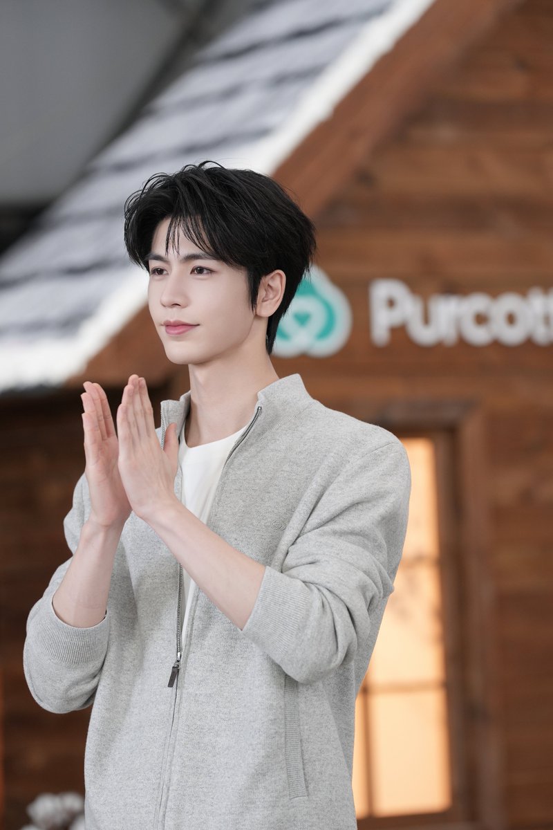 everydayzlh's tweet photo. •101826• zlh studio weibo update 🪐

studio shares new pics of global brand ambassador #zhanglinghe for Purcotton livestream event 💎 https://t.co/8wOYYCOTC0