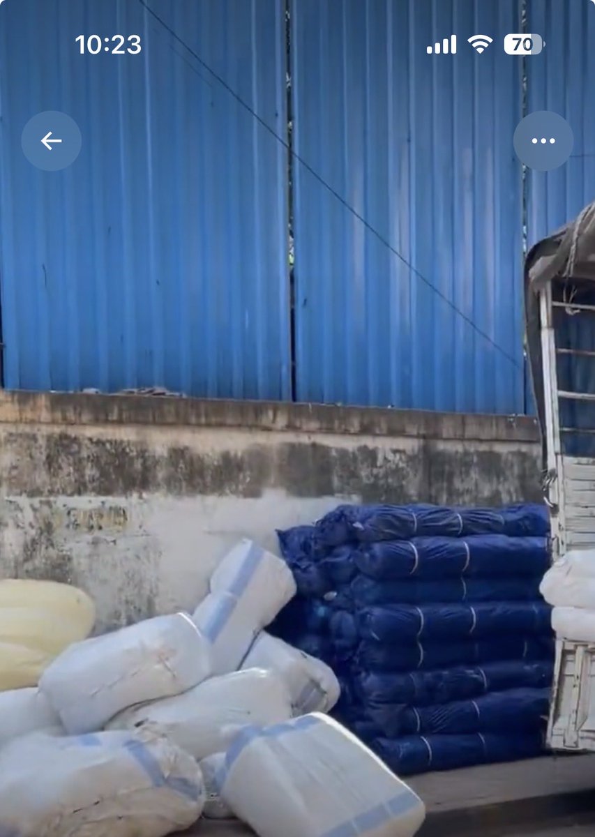 savetps6's tweet photo. @mybmc @mybmcWardHW @AshwiniBhide Redidents of TPS 6 Road No 1,2,3,4&5 near Sambhaji Krindangan Santacruz west M-54 have been complaining about encroachment on footpath by truck Mafia’s for loading unloading of good on Rd No 3 & 5 but seldom action taken with no permanent solution. #mncdfcollective https://t.co/QsfzcxgXXh