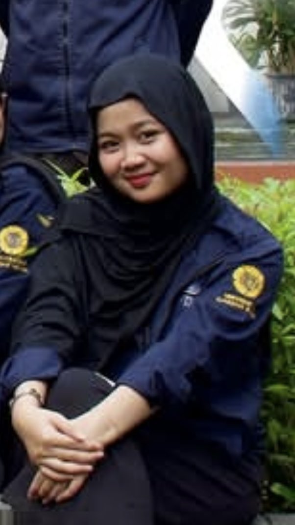Langleyroiv's tweet photo. @UGM_FESS Ini data 3 Orang yang ada di SSan yang ada di postingan Instagram FessUgm

Data Mahasiswa :
Hana Amalia Nur Azizah (Bendaraha Umum KMTETI, TB 24)
Lailatussyifa Rindu Pramestiani (Staff Sosmas KMTETI, TB 24)
Nisrina Puspita Nirwana

Username IG :
Hanamlna (Hana)
Starinduu (Rindu) https://t.co/yjJOuOco18