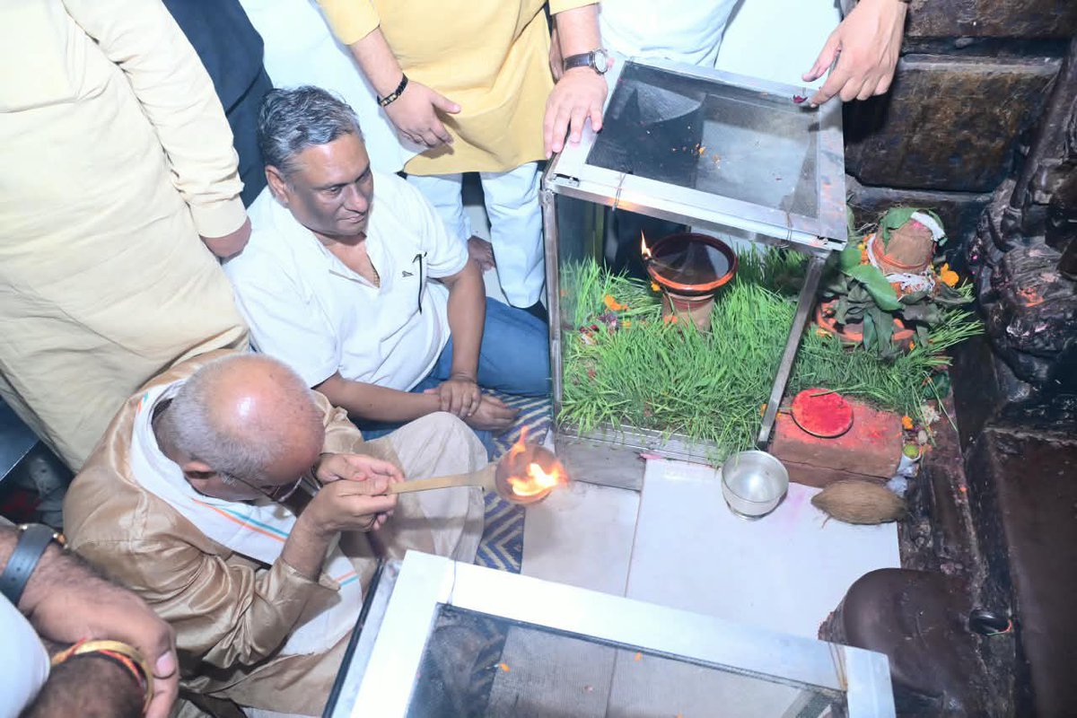 bhupeshbaghel's tweet photo. सर्वमंगल मांगल्ये शिवे सर्वार्थ साधिके।  
शरण्ये त्र्यम्बके गौरी नारायणि नमोऽस्तुते॥

आज रतनपुर स्थित माँ महामाया मंदिर में माता के दर्शन का सौभाग्य प्राप्त हुआ।

माँ महामाया के चरणों में एक असीम शक्ति का अनुभव होता है। जहां से हम सबको ऊर्जा मिलती है। माता रानी का आशीर्वाद हम सब पर बना रहे।

जय माँ महामाया!