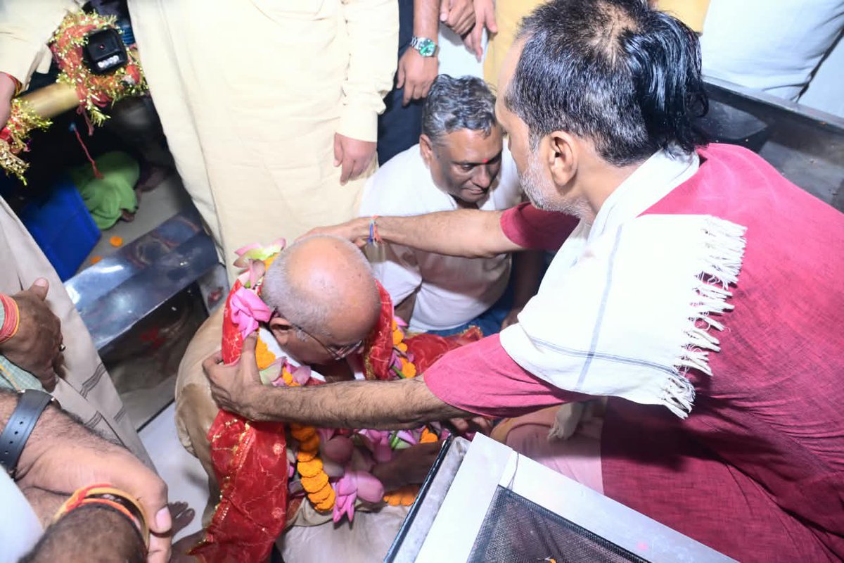 bhupeshbaghel's tweet photo. सर्वमंगल मांगल्ये शिवे सर्वार्थ साधिके।  
शरण्ये त्र्यम्बके गौरी नारायणि नमोऽस्तुते॥

आज रतनपुर स्थित माँ महामाया मंदिर में माता के दर्शन का सौभाग्य प्राप्त हुआ।

माँ महामाया के चरणों में एक असीम शक्ति का अनुभव होता है। जहां से हम सबको ऊर्जा मिलती है। माता रानी का आशीर्वाद हम सब पर बना रहे।

जय माँ महामाया!