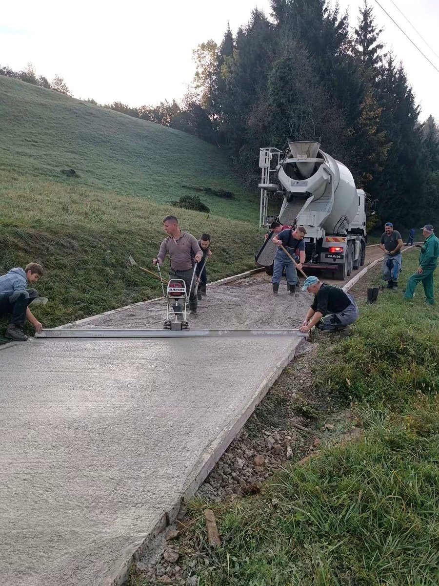 SentviskaP's tweet photo. 💪Vikend delovnih akcij na Šentviški planoti!

V soboto smo pobetonirali skupno pot, ki povezuje Šentviško Goro, Ponikve in Pečine, ter uredili pot od Ponikev do Slapa ob Idrijci – odstranili podrto drevje in poskrbeli za ponovno prehodnost.

Iskrena hvala vsem prostovoljcem❤️ https://t.co/Cku7xf9EWF