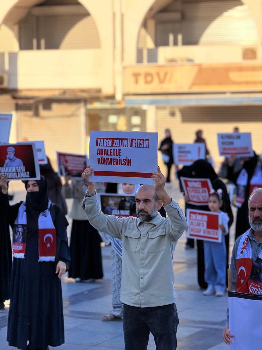 susmayz's tweet photo. Furkan Hareketi Mersin olarak Alparslan Kuytul Hocaefendi ve Furkan Gönüllülerinin haksız tutukluluğunu protesto etmek için basın açıklaması gerçekleştirdik.

ZulmeKarşı Meydanlardayız
AlparslanHocaya Ozgürlük
SemraHocaya Ozgürlük
FurkanGönüllülerine Ozgürlük https://t.co/HDvGwkF9bt