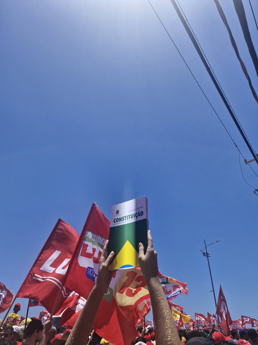 dudinhamaria0's tweet photo. E eu que tirei A FOTO! reparem a luz na constituição 🌟 https://t.co/vVQBNApJoA