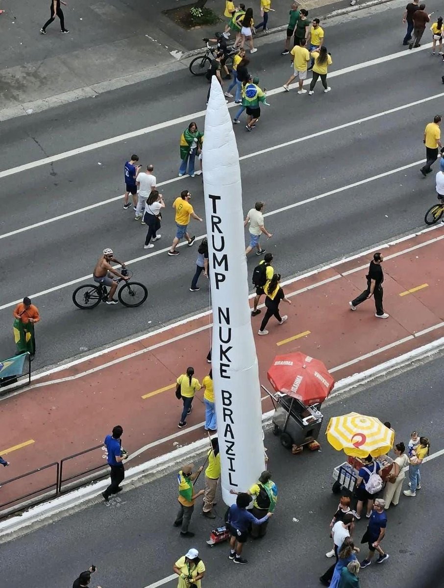 sergio_hoff's tweet photo. Time do Lula: "Queremos salvar o Brasil da intervenção americana na nossa soberania" 

Time do Flávio Bolsonaro: https://t.co/j53aLzsvGE